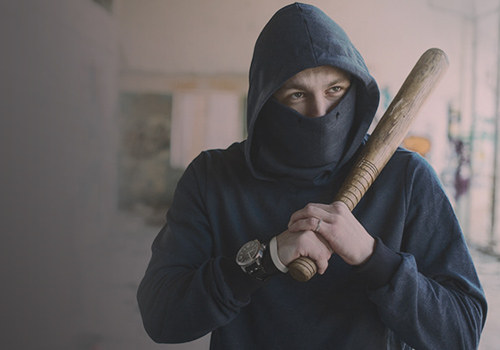 Мужчина с битой и повязкой на лице